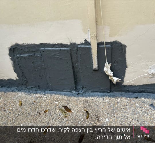 תיקון קיר עם חומר איטום וחוט חשמל